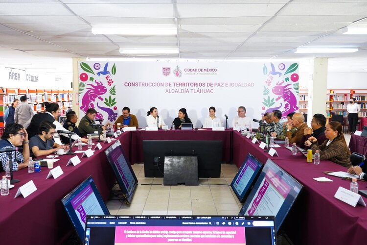 Las y los integrantes del gabinete de Clara Brugada, en Mixquic.