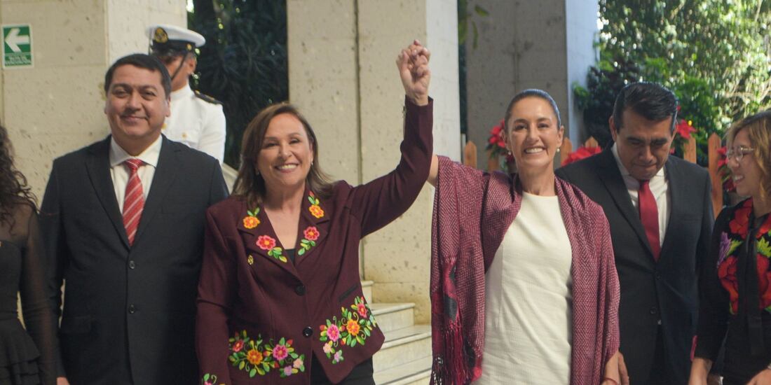 Rocío Nahle (der.) rindió protesta como gobernadora de Veracruz, evento en el cual estuvo acompañada por la presidenta Claudia Sheinbaum (izq.).