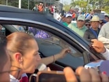 Claudia Sheinbaum, presidenta de México, fue interceptada por maestros de la CNTE.