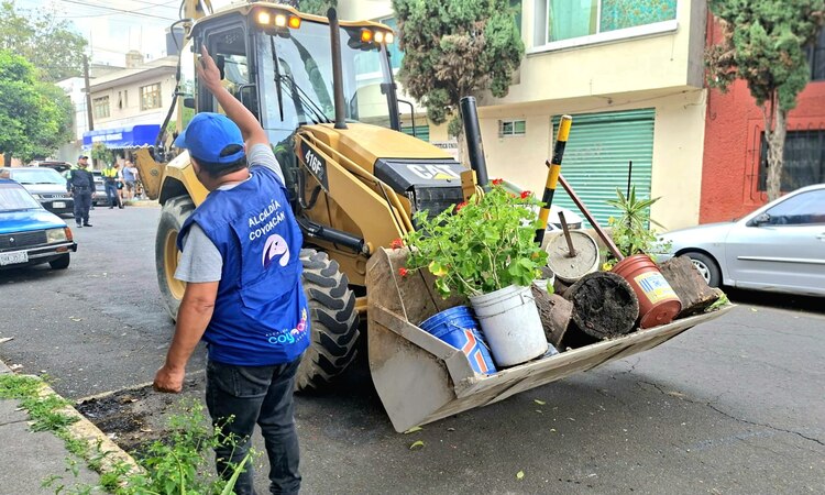 Con el apoyo de grúas, maquinaria pesada y personal de la alcaldía, se liberan banquetas y calles invadidas por objetos.