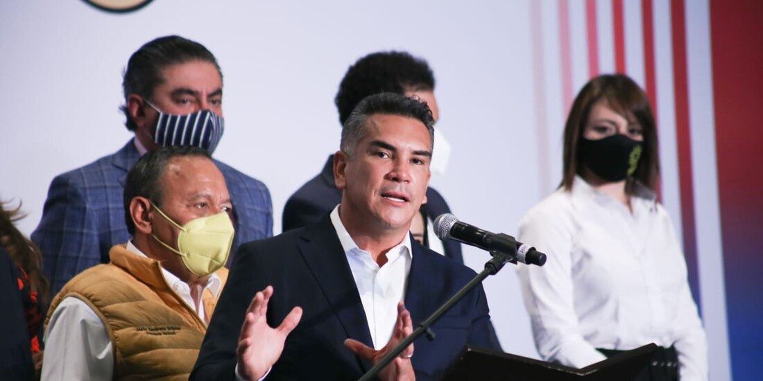 Alejandro Moreno en conferencia de prensa junto con los líderes del PAN y PRD, este martes.