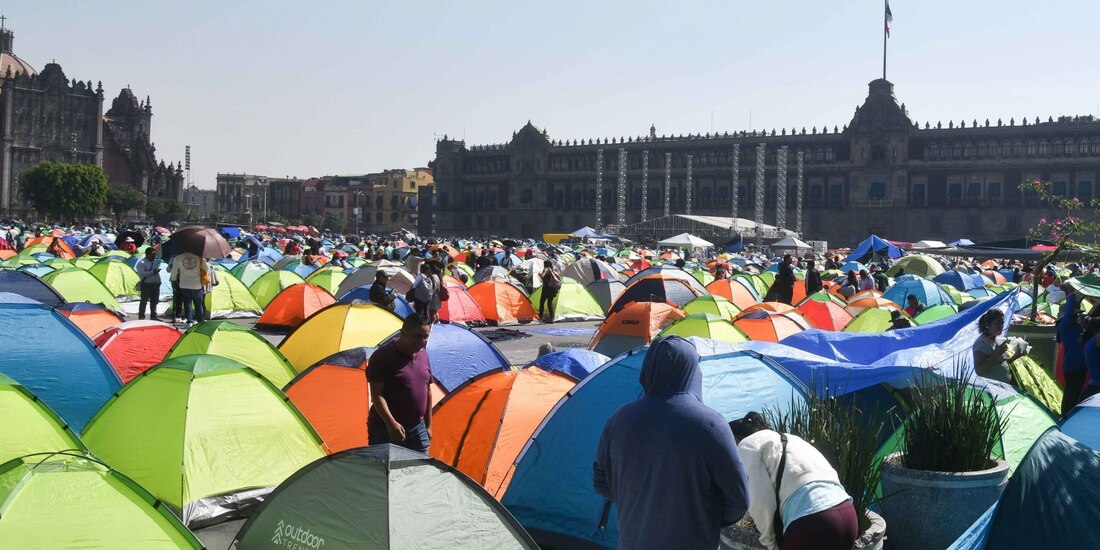 El CNTE instaló un plantón en la plancha del zócalo como protesta ante la iniciativa de ley del ISSSTE.