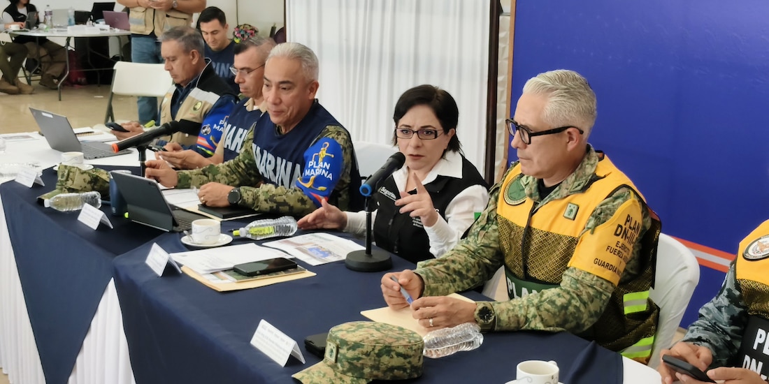 Al centro, Laura Velázquez, titular de la CNPC.