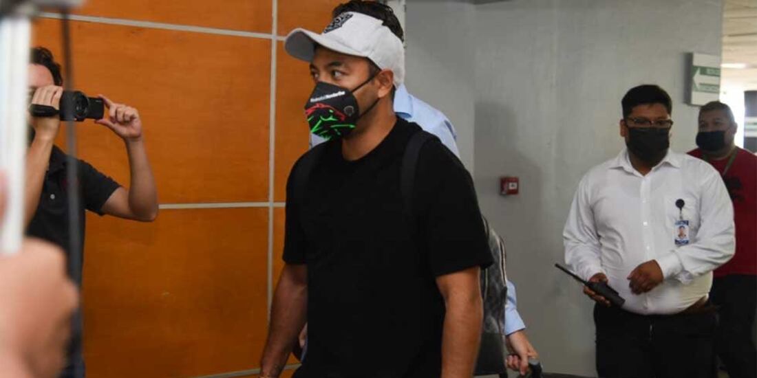 Marco Fabián a su llegada a Juárez para presentarse con los Bravos.