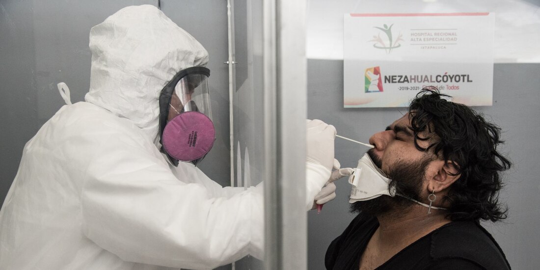 Un hombre se somete a la prueba para saber si tiene coronavirus.