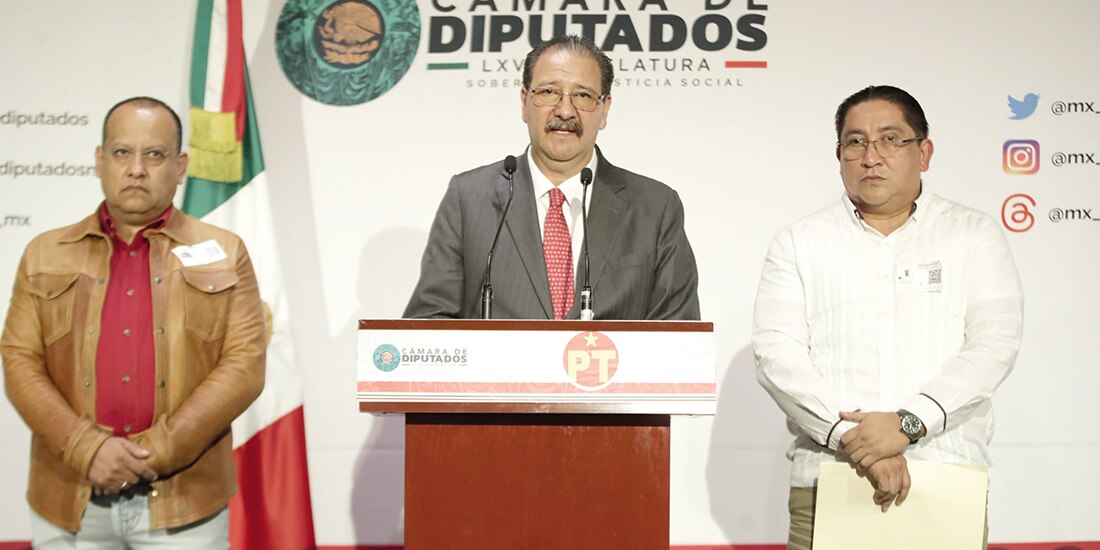 De izq. a der.: Martín Palacios, Reginaldo Sandoval e Hiram Llergo, ayer, en conferencia de prensa.