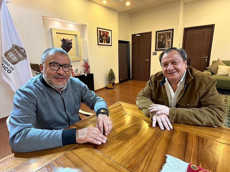 Horacio Duarte Olivares y el diputado Oscar González Yáñez durante la reunión de trabajo en Toluca.
