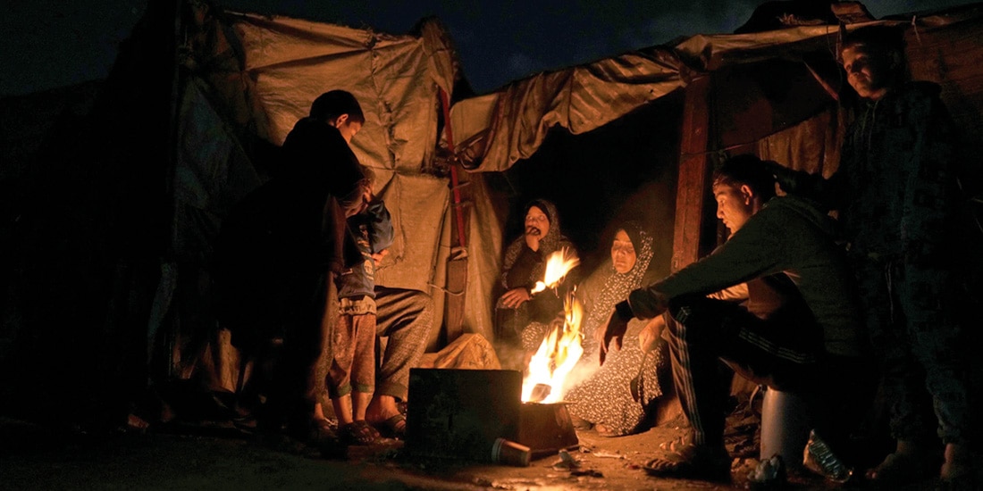 Palestinos desplazados se calientan junto a una fogata, el 18 de enero.