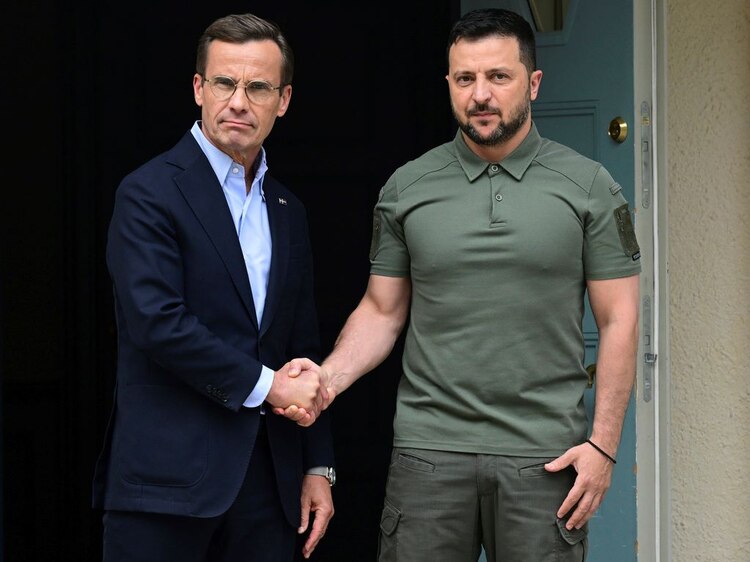 El presidente de Ucrania, Volodymyr Zelenskyy (derecha), estrecha la mano del primer ministro de Suecia, Ulf Kristersson, durante su visita a la residencia de verano del mandatario, en Harpsund, Suecia, el 19 de agosto de 2023.