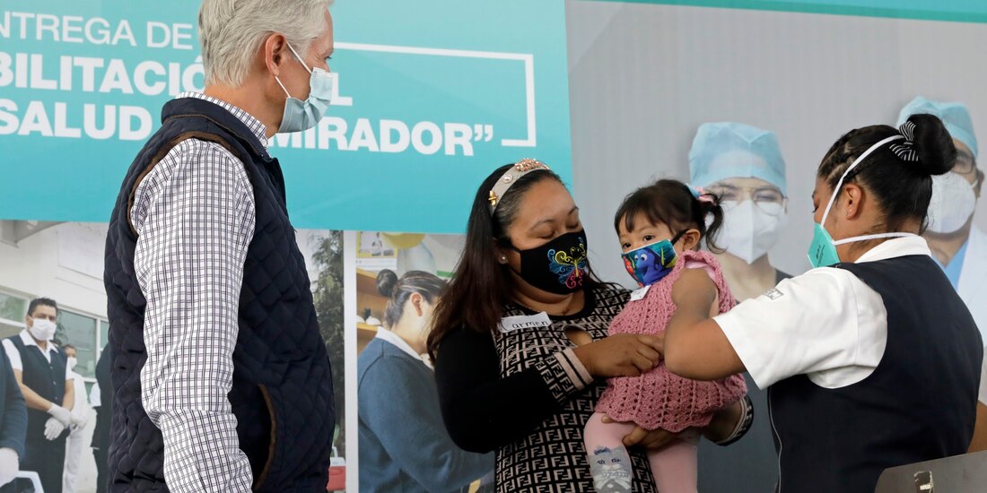 El gobernador del Edomex, ayer, en el Centro de Salud de Ocampo.