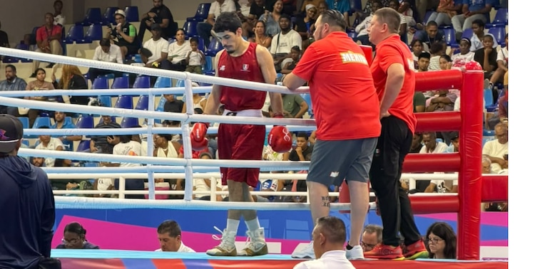 Hugo Barrón durante su combate de semifinales.