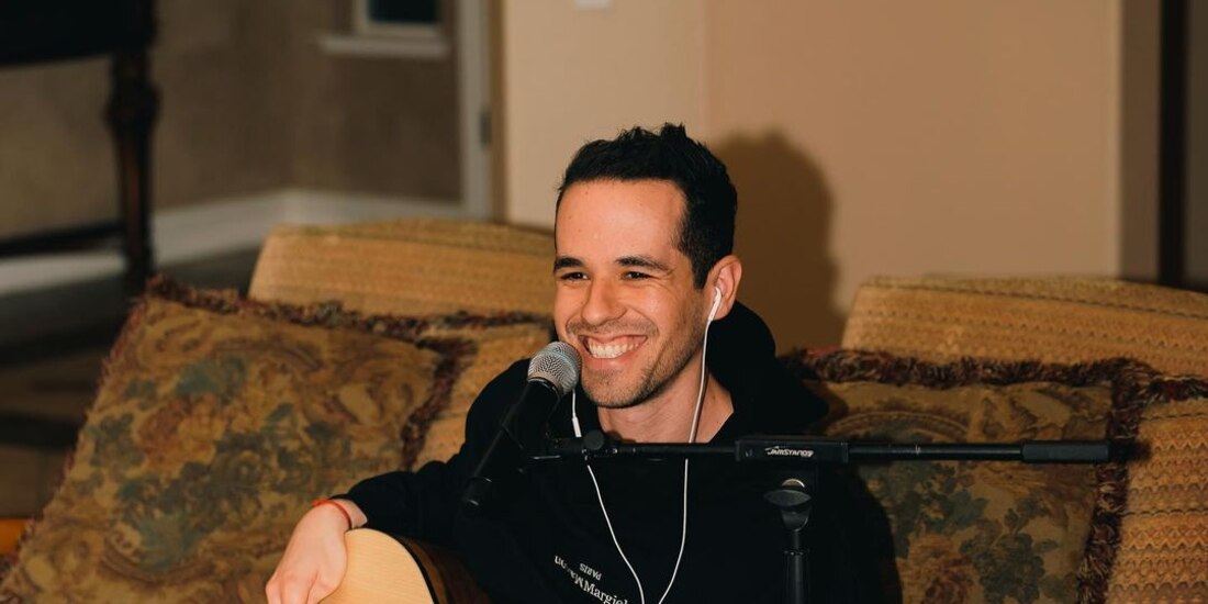 Él es Edgar Barrera compositor que estar detrás de Nodal, Maluma y otros artistas