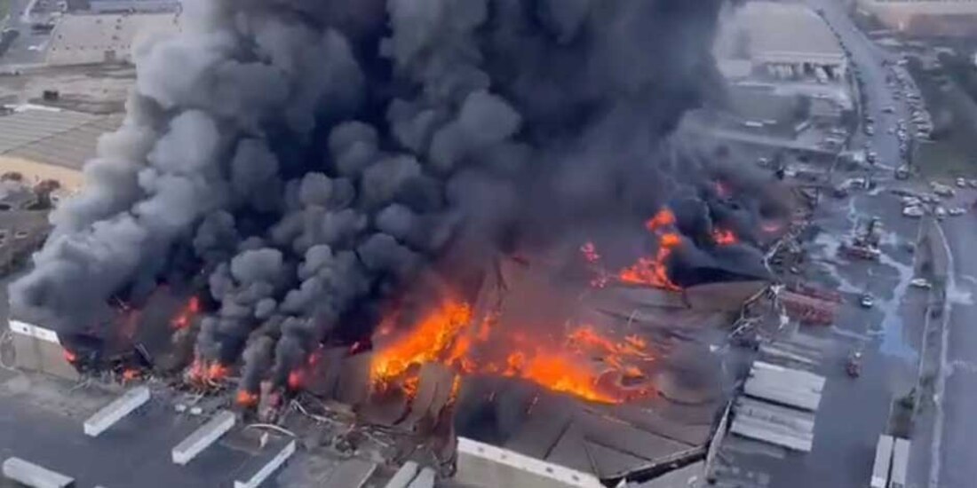 Llamas arrasan bodega en Santa Catarina, Nuevo León