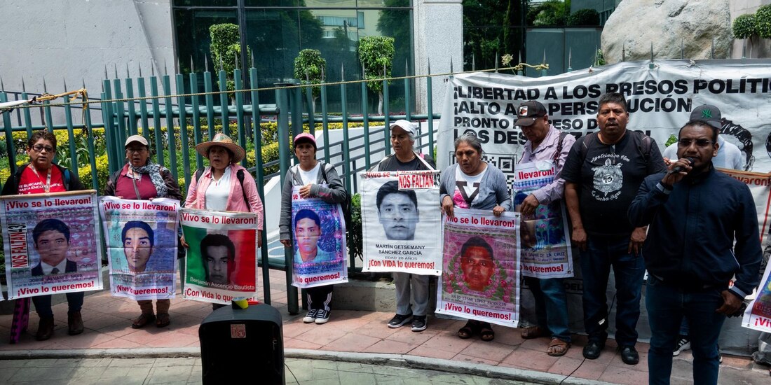 Padres de los 43 normalistas protestan frente al Consejo de la Judicatura Federal.