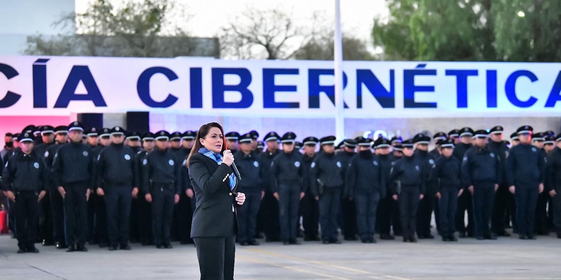 La gobernadora Tere Jiménez encabeza la entrega de estímulos económicos a la fuerza policial.