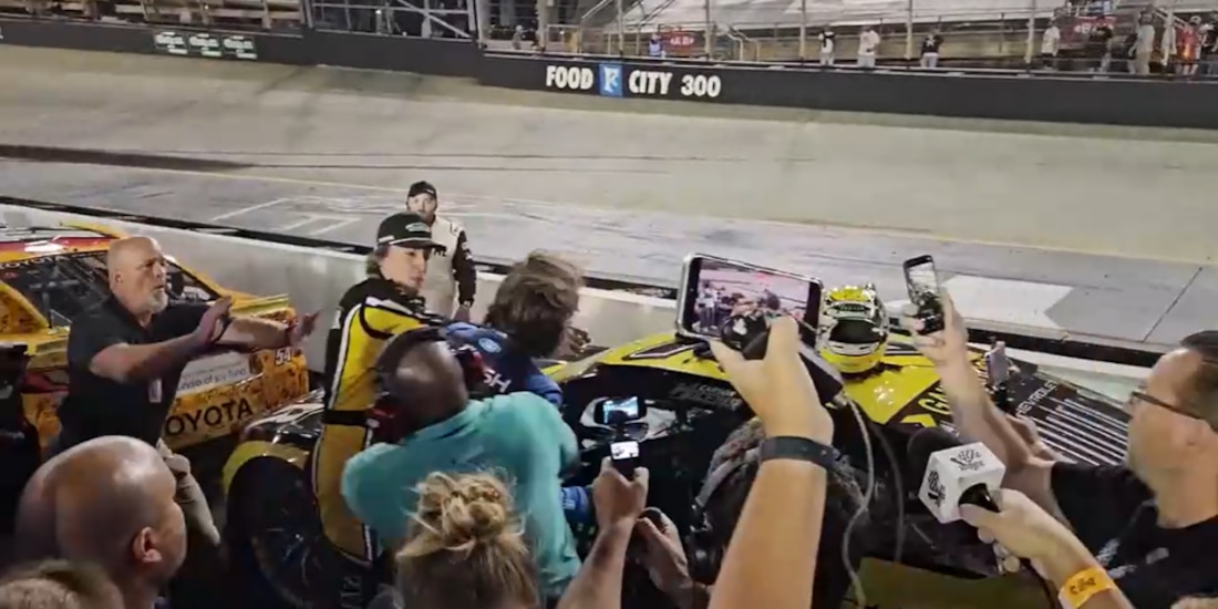 Dos pilotos de NASCAR se agarran a golpes.