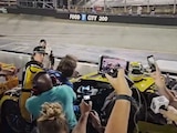 Dos pilotos de NASCAR se agarran a golpes.
