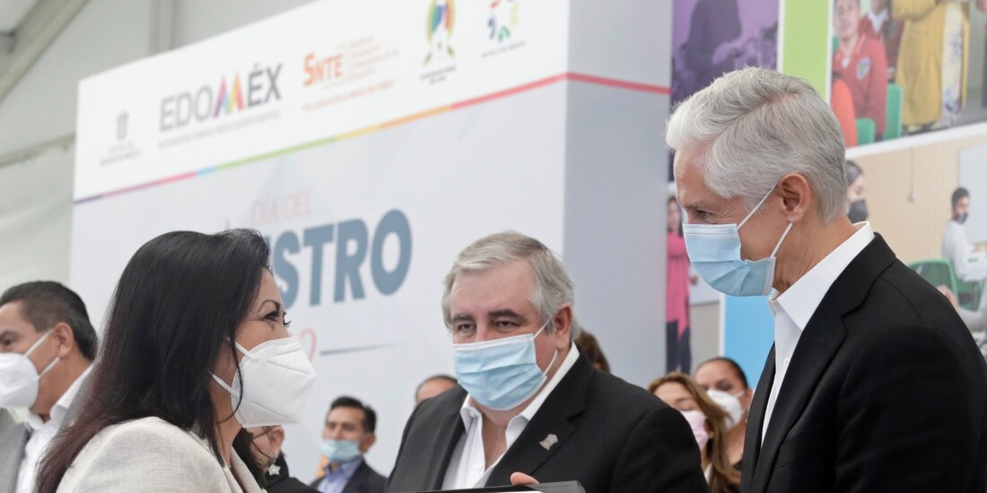 El gobernador Alfredo Del Mazo (der.) entregó ayer reconocimientos a docentes en Metepec.