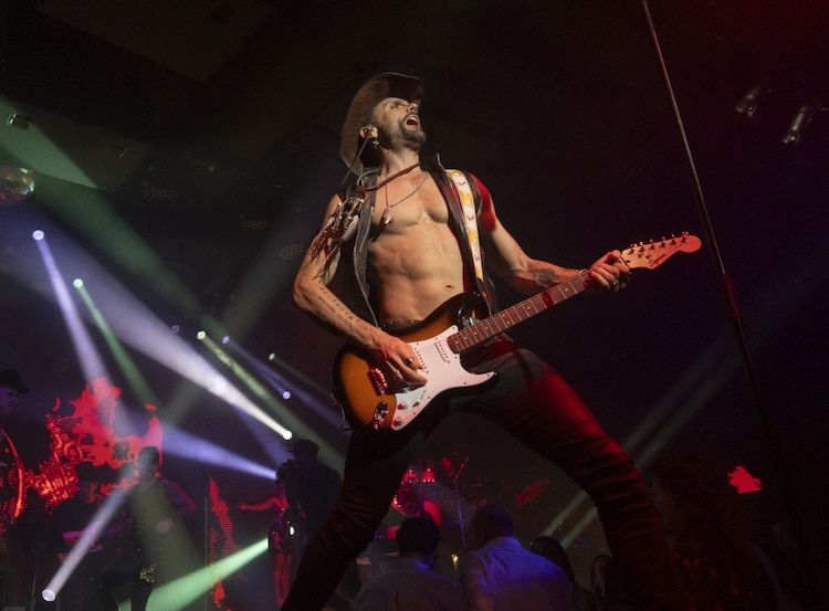 Parte del elenco en el espectáculo Euphoria de Myst