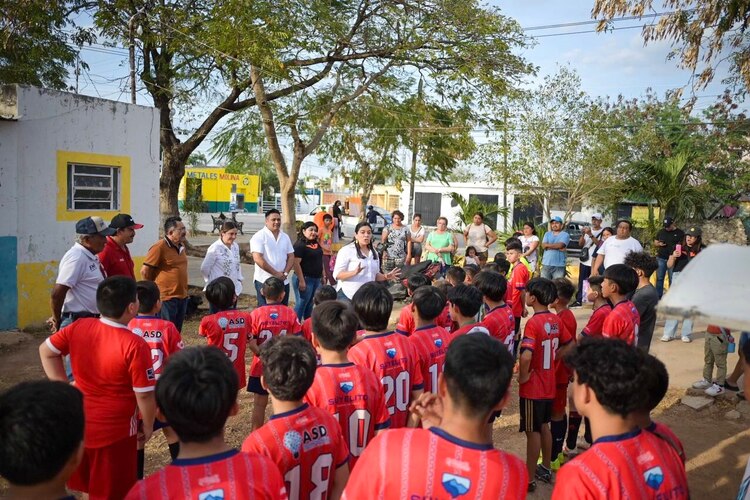 La abanderada de MC con adolescentes de Umán, ayer.