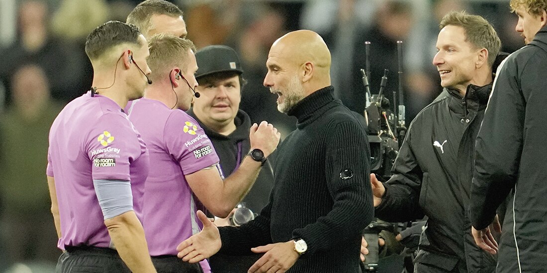 El entrenador español, el fin de semana pasado, platica con un silbante.