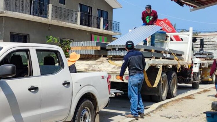 Apoyos del Gobierno de Oaxaca llegan a comunidades de la Costa tras daños por huracán Erick.