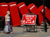 Un letrero solicita que las personas se mantengan a dos metros de distancia para tratar de reducir los contagios de coronavirus en Londres.