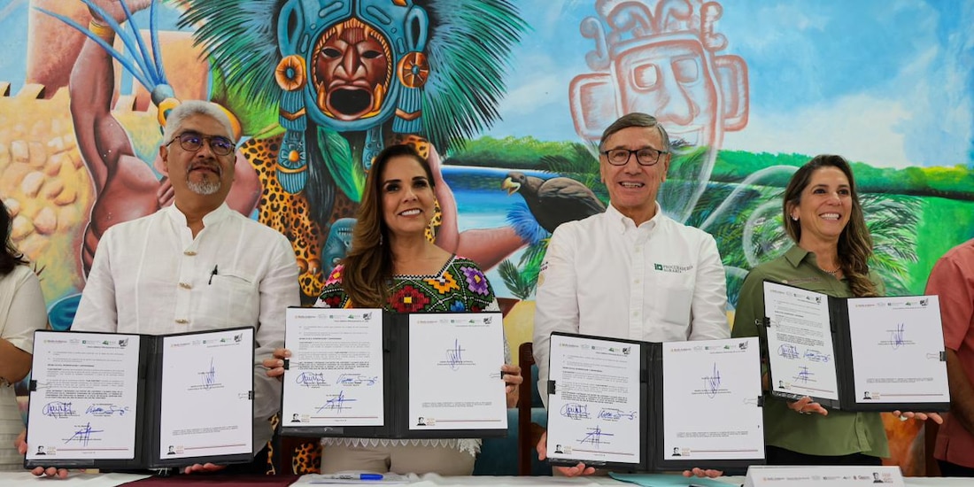 Mara Lezama con otras autoridades.