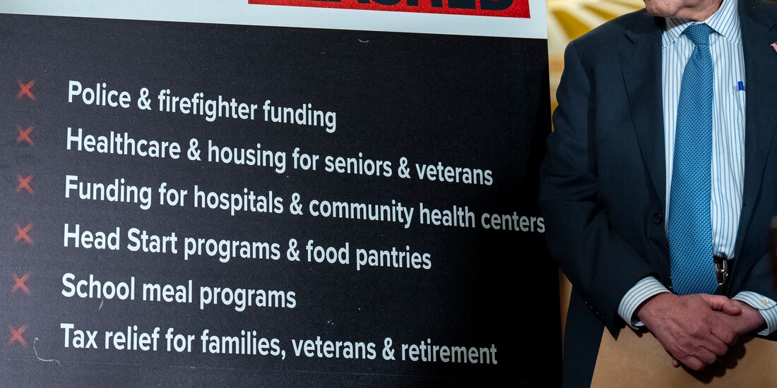 Legisladores critican plan del mandatario que pone en vilo apoyos clave, ayer.