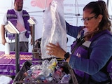 Una servidora separa y pesa envases de PET, el 30 de noviembre.