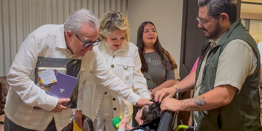 El gobernador de Sinaloa, Rubén Rocha (izq.), y la presidenta del DIF estatal, Eneyda Rocha (c.), ayer, con los padres de Matías y Mateo.