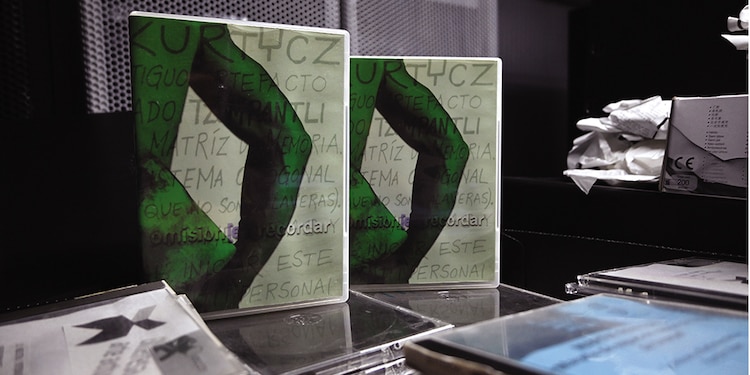 EL ARCHIVO también se integra de CD, VHS, libros, fotos históricas y negativos