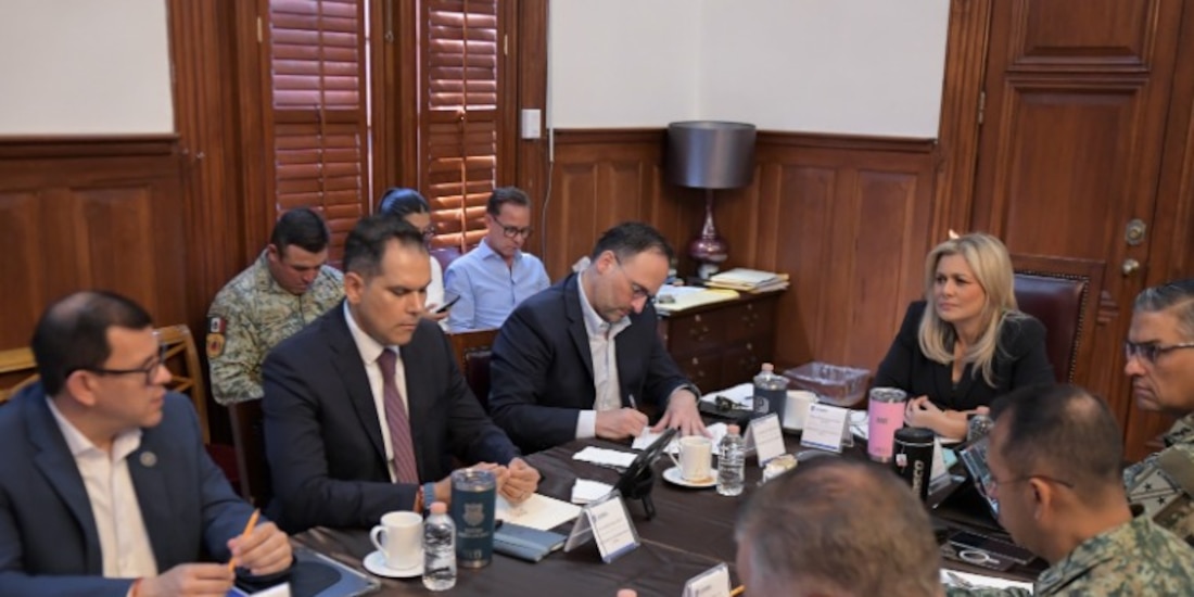 Maru Campos en la reunión con otras autoridades.