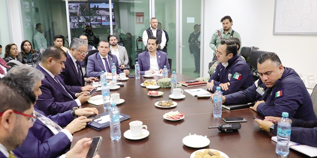 REUNIÓN de funcionarios de Guanajuato, ayer, tras el ataque ocurrido el domingo.