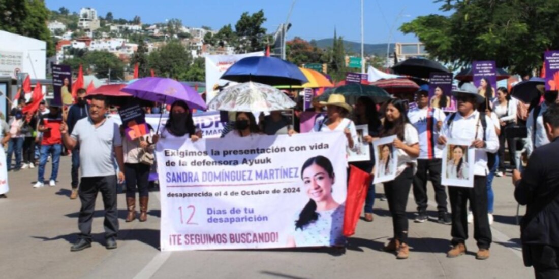 Integrantes de colectivos de Oaxaca, durante una marcha realizada el pasado 16 de abril para exigir la presentación con vida de Sandra Domínguez.