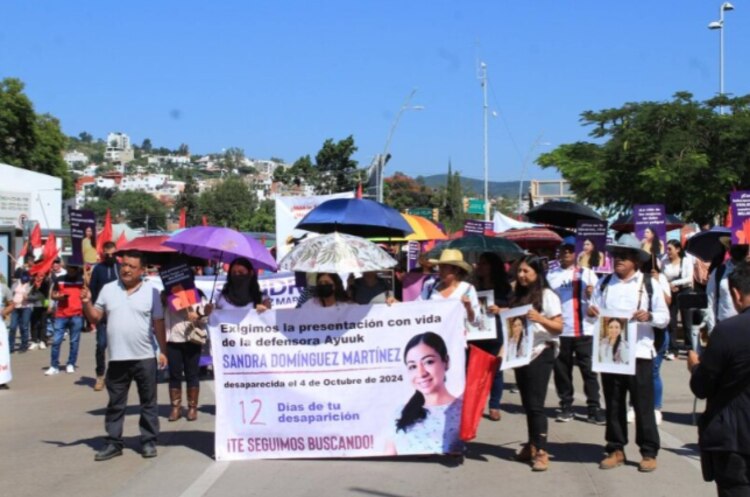 Integrantes de colectivos de Oaxaca, durante una marcha realizada el pasado 16 de abril para exigir la presentación con vida de Sandra Domínguez.