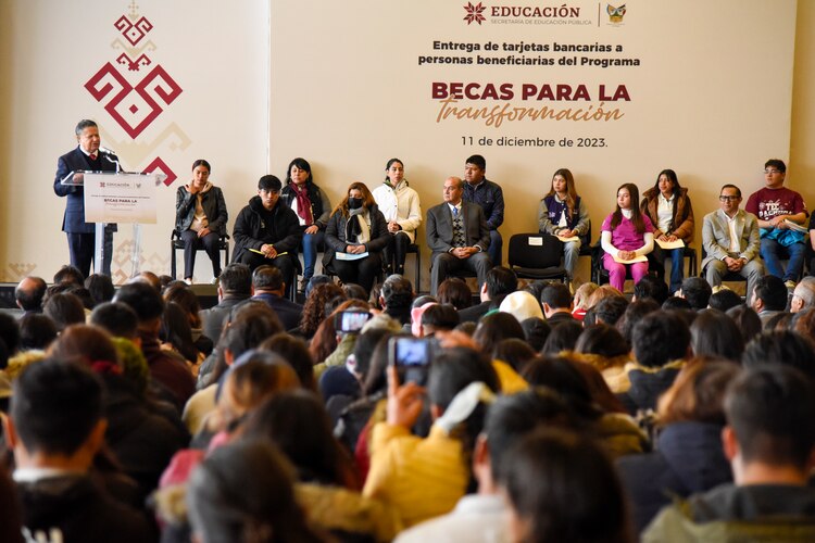 El gobernador de Hidalgo Julio Menchaca Salazar respaldó su compromiso con las juventudes universitarias.