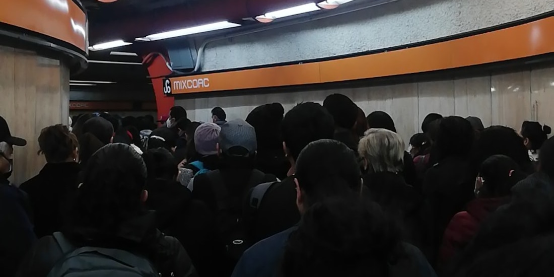 Línea 7 del Metro, donde se reportaron retrasos y aglomeraciones.