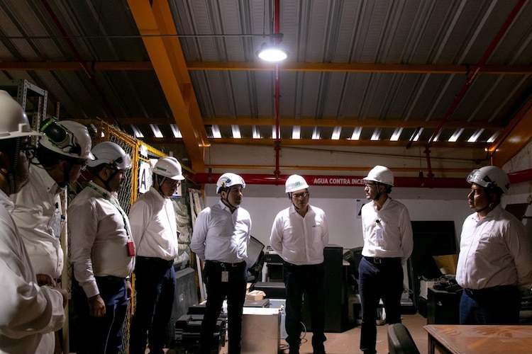 Inspección de cuadrillas y equipo técnico en Veracruz para garantizar la continuidad del suministro eléctrico nacional.
