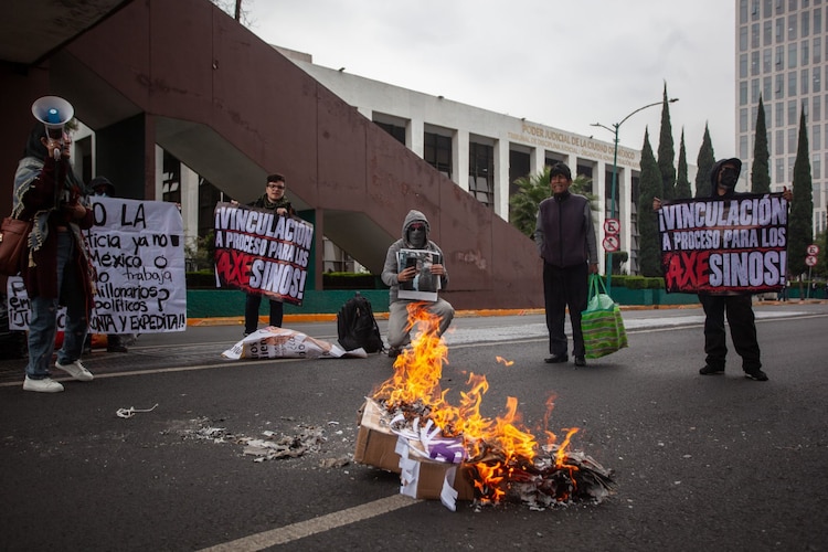 Protesta para exigir justicia por muerte de Miguel y Berenice en Axe Ceremonia.