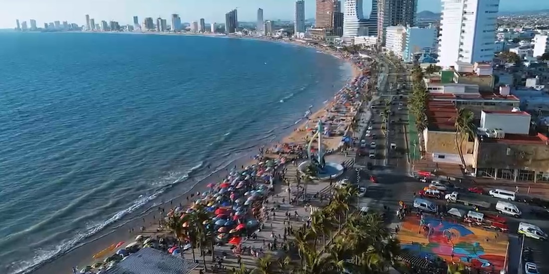 Miles de bañistas disfrutan de las playas de Mazatlán durante el actual periodo vacacional.