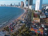 Miles de bañistas disfrutan de las playas de Mazatlán durante el actual periodo vacacional.