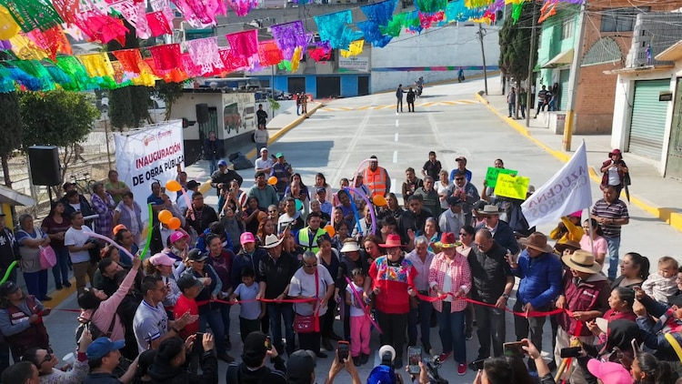 Vecinos y autoridades celebran la entrega de más de 4 mil metros cuadrados de nueva infraestructura vial en la zona alta.