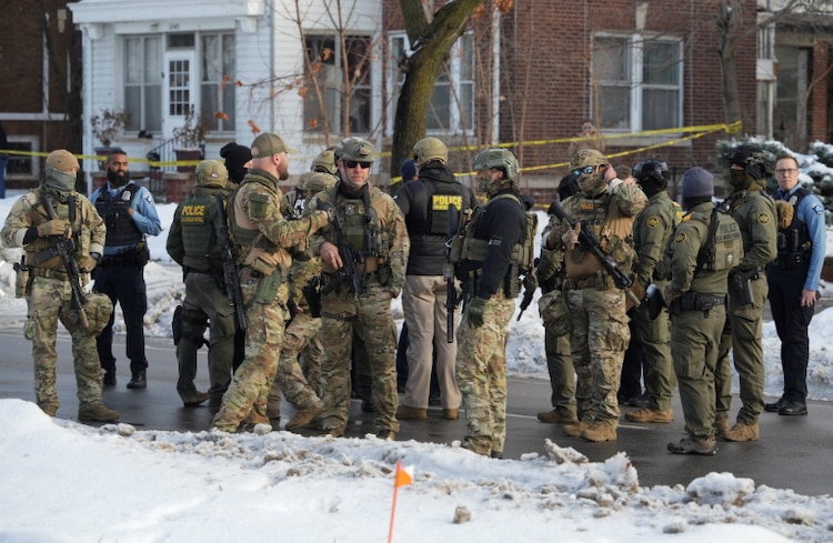 En la imagen, elementos de la Policía Federal de Estados Unidos y del ICE