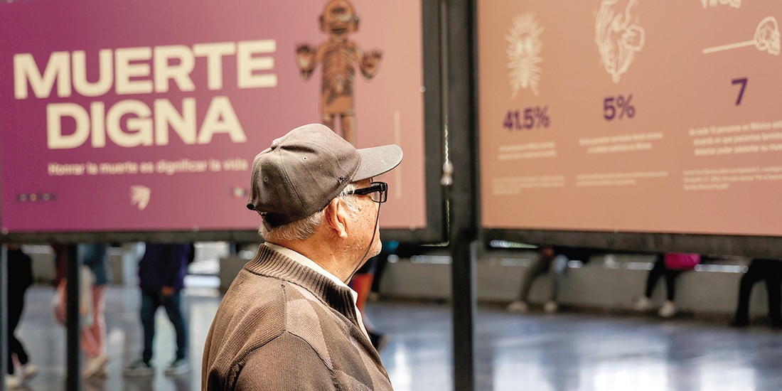 Un hombre lee información sobre la muerte digna en la CDMX, en 2025.
