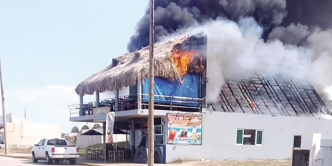 Incendio en el restaurante de mariscos, ayer, en Veracruz.