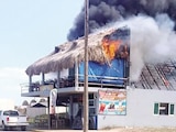 Incendio en el restaurante de mariscos, ayer, en Veracruz.