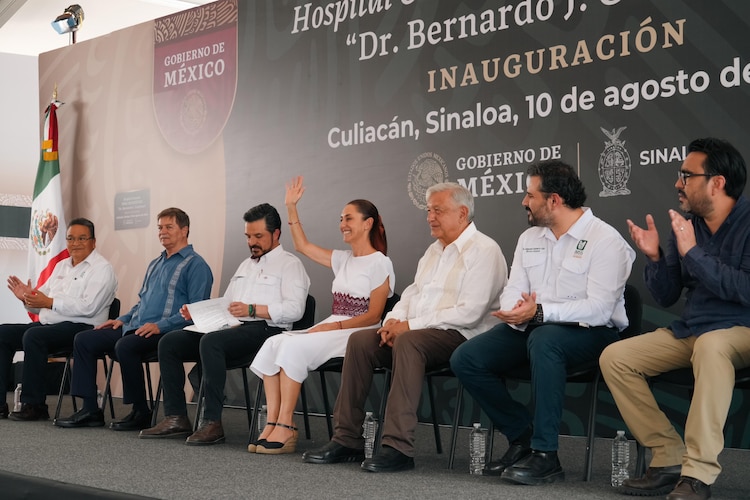 Claudia Sheinbaum a la izquierda de Zoé Robledo, director general del IMSS,