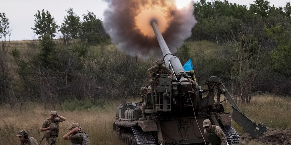 Militares ucranianos disparan a posiciones rusas, ayer, en Donestk.