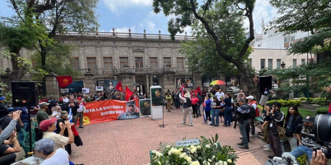 Un grupo de manifestantes, ayer, a un costado del Museo de San Carlos.